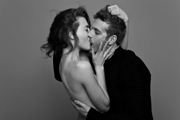 Мужчина и девушка целуются
