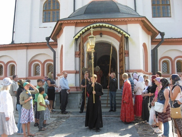 Иверский монастырь на Валдае у озера. Фотографии, поездки, график обслуживания.