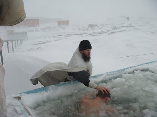 Крещение в Антарктиде: для настоящих мужчин