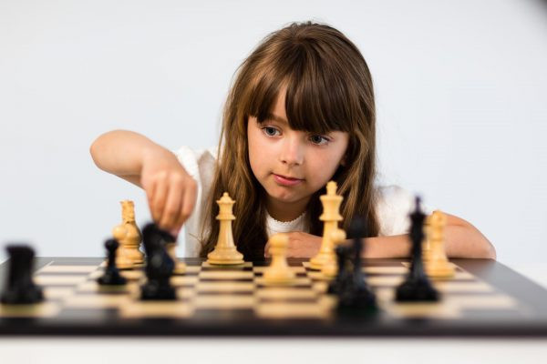 Девушка играет в шахматы