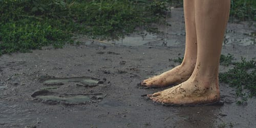 босые ноги в грязи