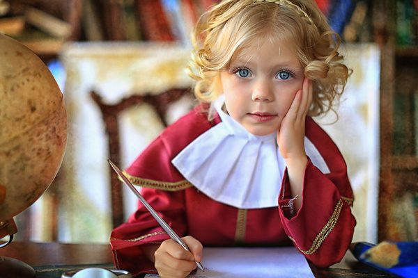 Девушка с ручкой за столом