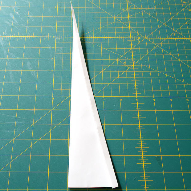 Отрежьте обрезанные края обоих слоев бумаги примерно на 0,6-1,3 см назад