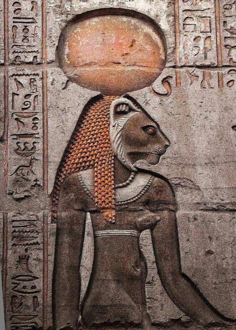 Сехмет, египетская богиня войны со стены храма Ком Омбо, Египет