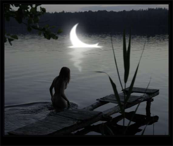 девушка купается в озере ночью