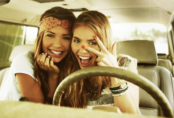 Веселые девушки в машине