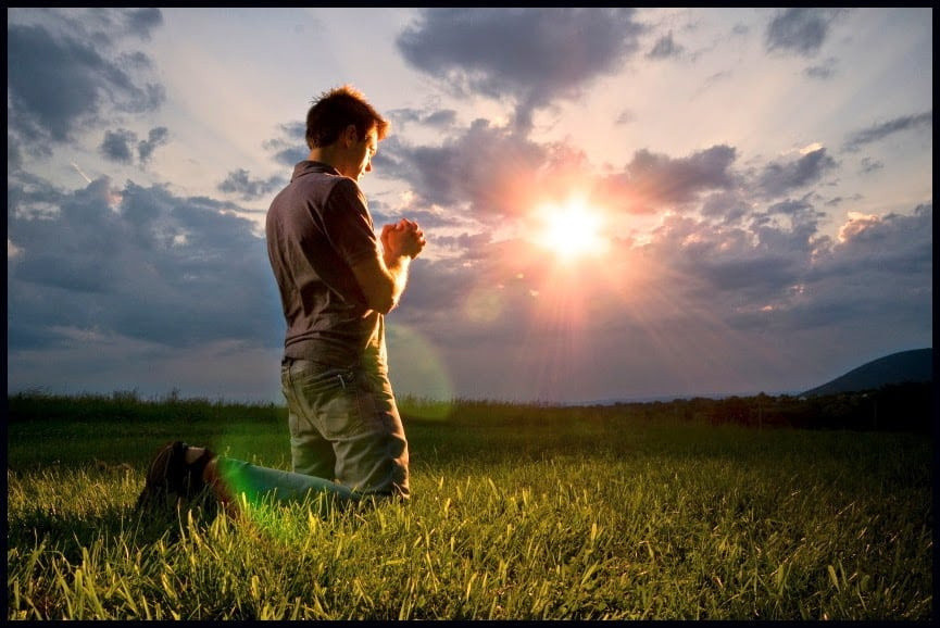 фото молящегося человека