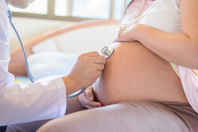 Беременная женщина видит во сне гинеколога