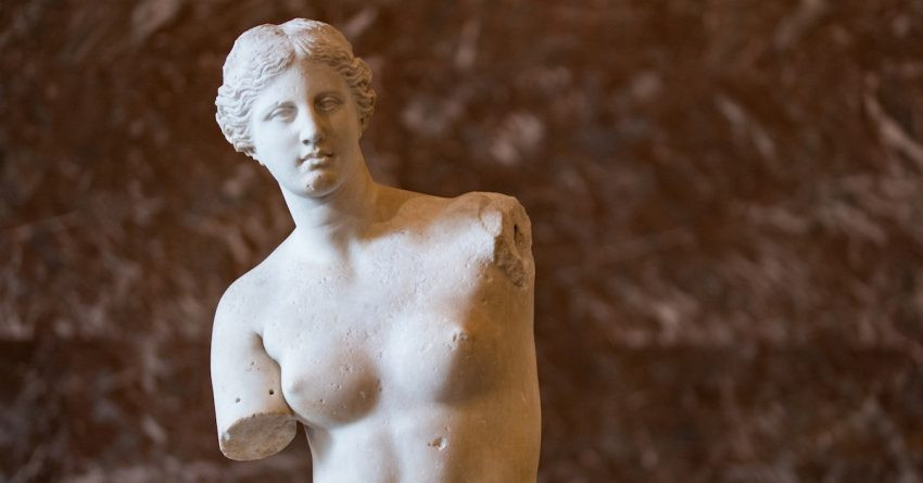 Амурная греческая богиня Афродита, которая была замужем за уродливым богом Гефестом.