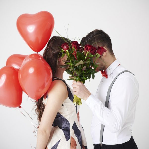 Влюбленные с розами и воздушными шарами