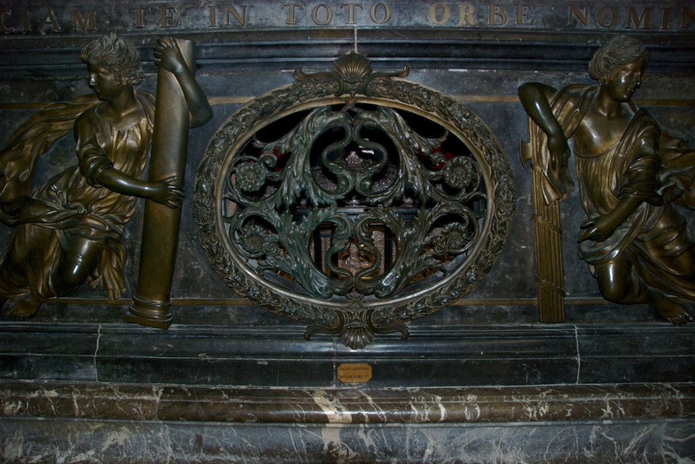 Ковчег с мощами святого Антония Великого в аббатстве Сен-Антуан-л'Абби, Франция