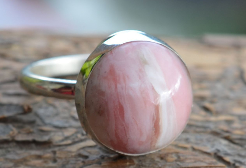 Кольцо с розовым опалом