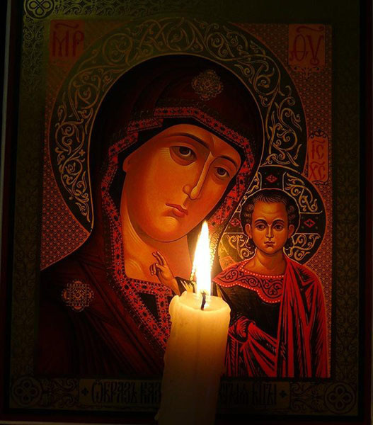 Свеча у иконы Божьей Матери