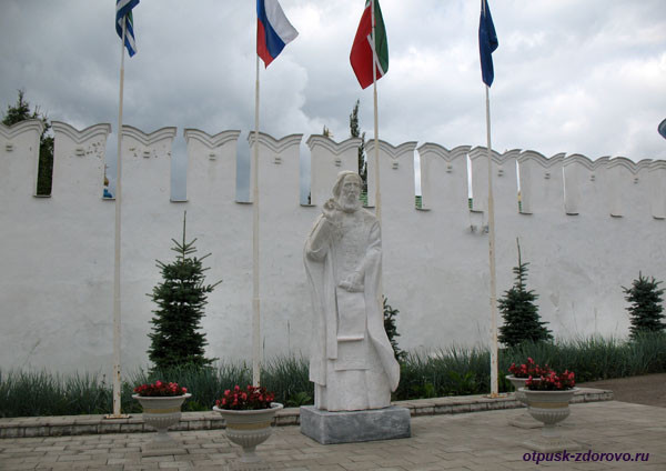Памятник Сергию Радонежскому у стены Раифского монастыря, Раифский монастырь, Казань.
