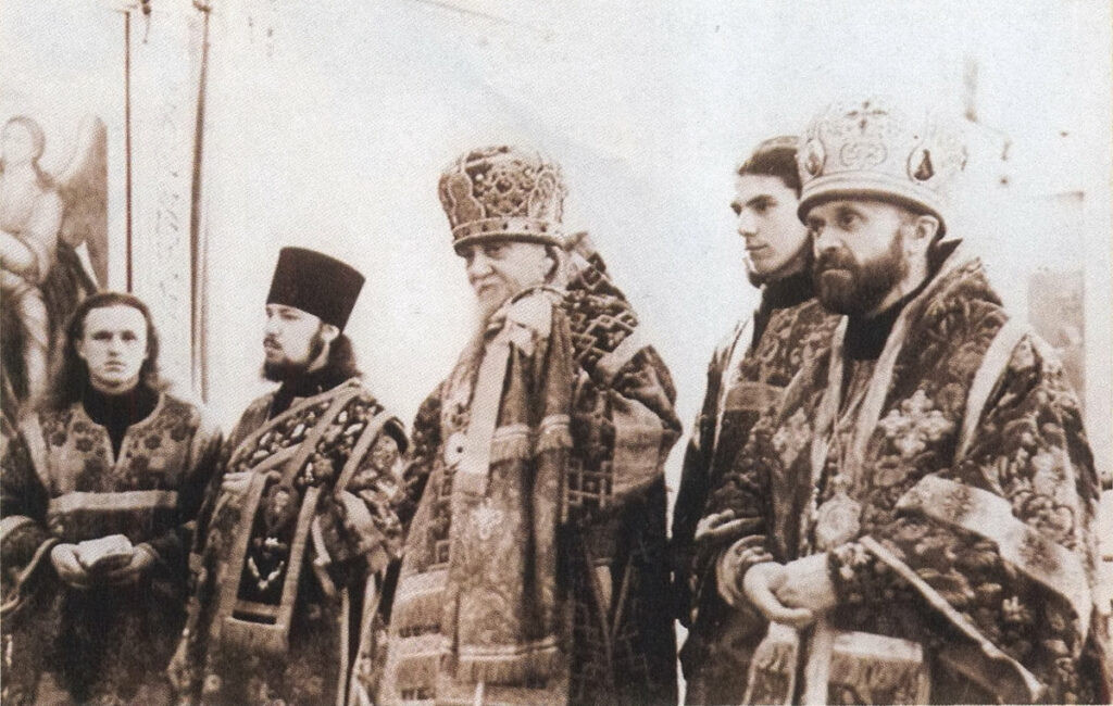 Иеромонах Афанасий во время службы в Успенском соборе Троице-Сергиевой Лавры