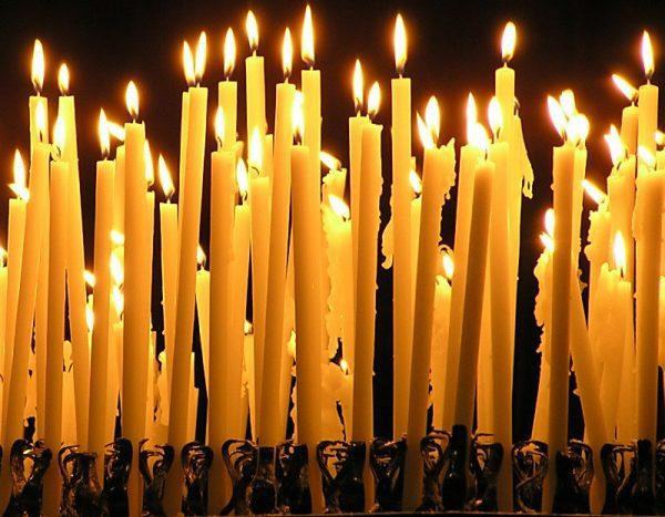 горящие свечи
