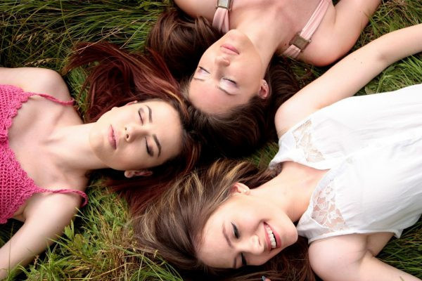 Три девушки на траве