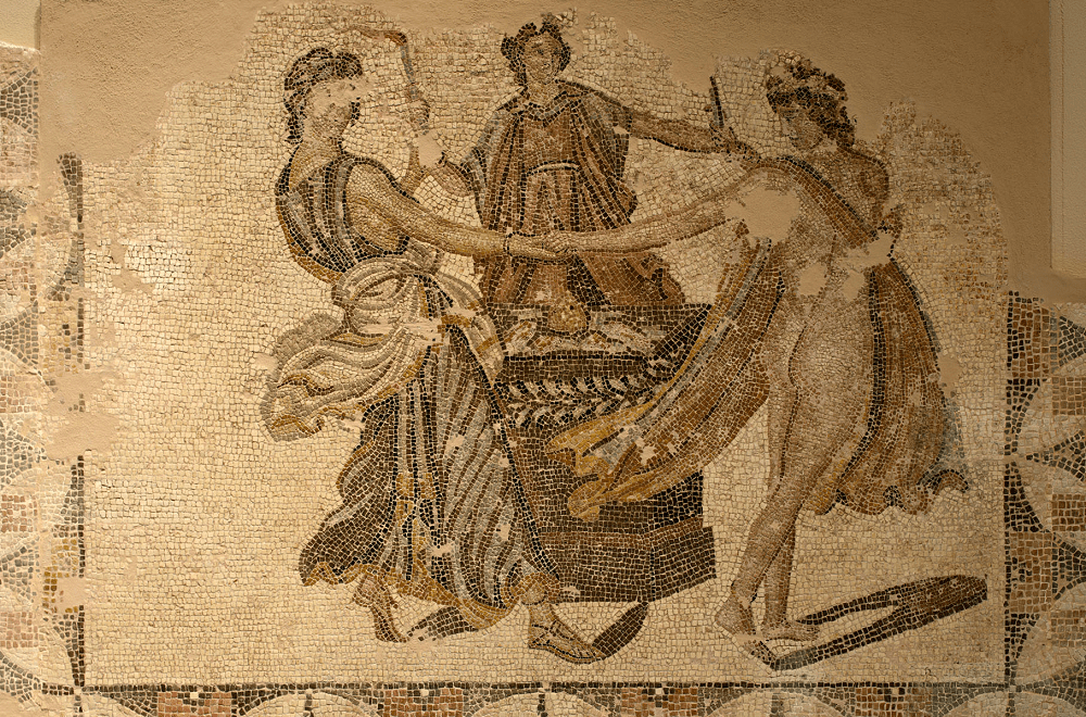 «Танец трех граций», мозаичный пол, II-III вв. Местонахождение: Новый археологический музей, Патры, Греция