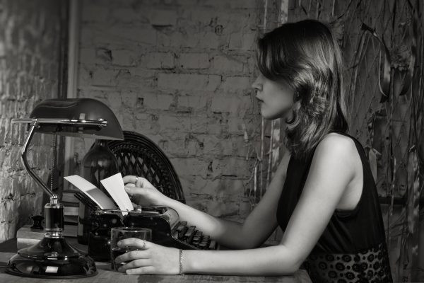 Девушка за пишущей машинкой