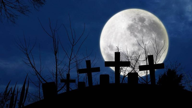 Полная луна на кладбище
