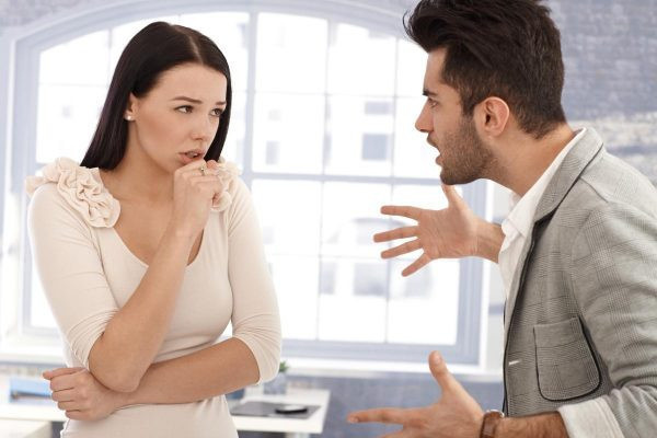 Мужчина спорит с женщиной