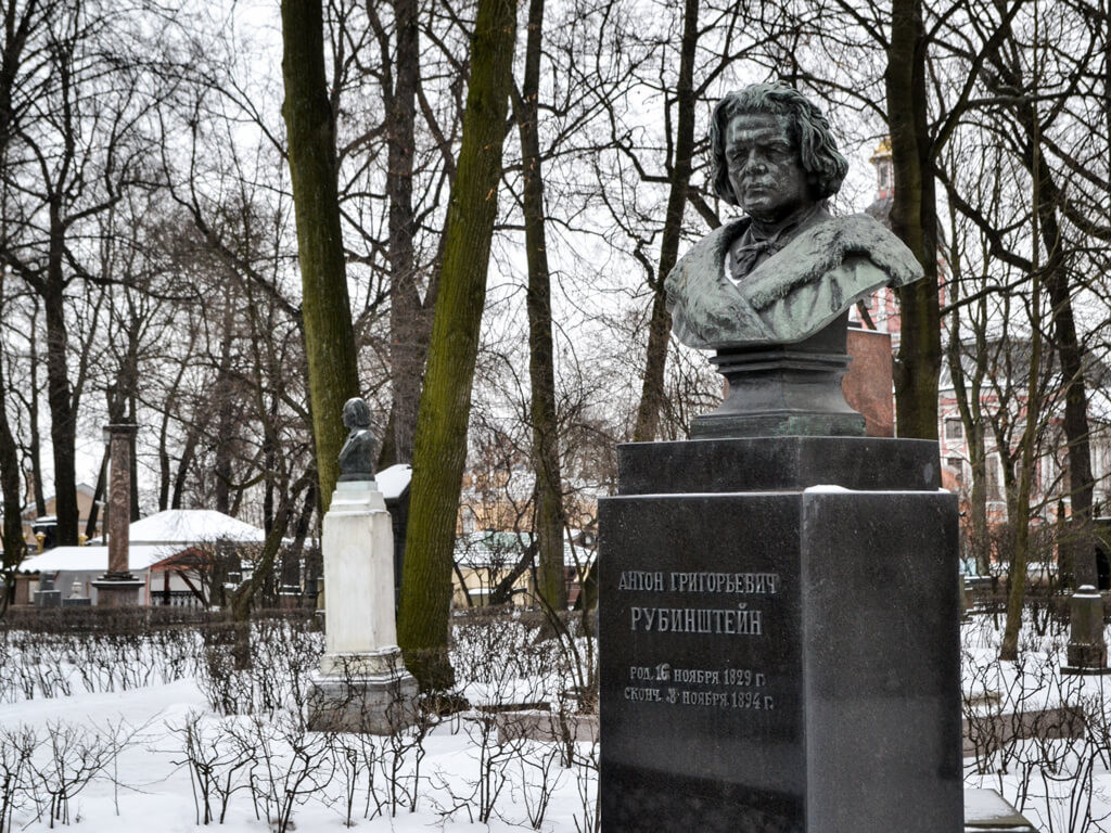 Памятник на территории Александро-Невской лавры