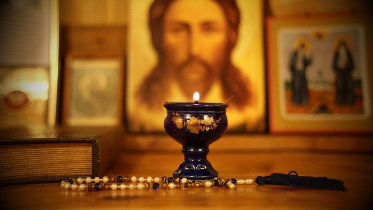 Почему православные крестят справа налево, а католики - слева направо?