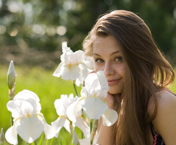 Девушка с белыми лилиями