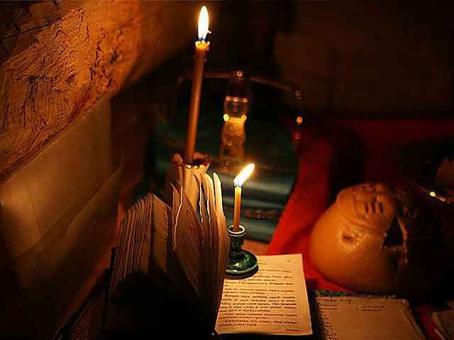 свечи и книга