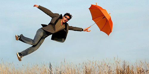 Человек летит с зонтиком