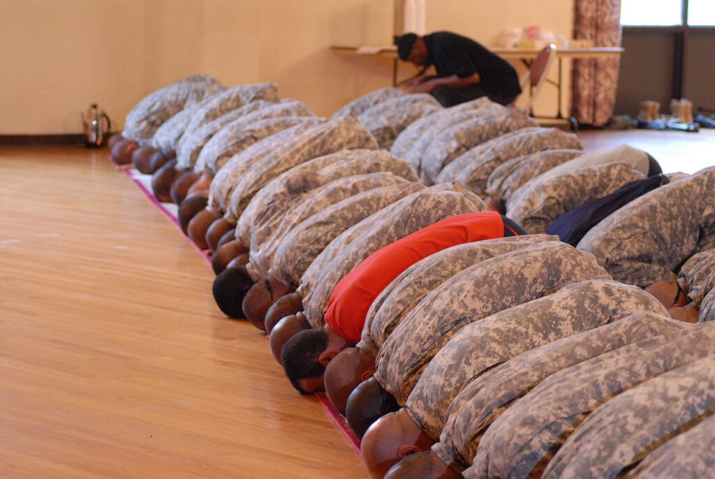 Военнослужащие армии США во время рождественской молитвы (США, 2009)