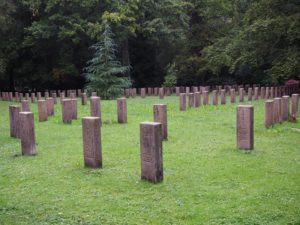 Упасть на кладбище: приметы и суеверия