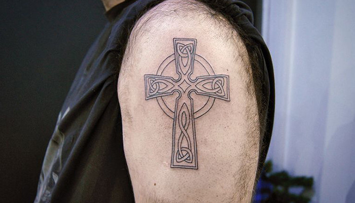 Татуировка кельтского креста на плече