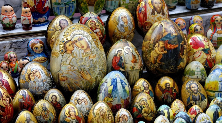Термонаклейки на пасхальные яйца с изображением Христа, Богородицы. Такие наклейки НЕ приветствуются православными христианами, так как после удаления пасхальных яиц они вместе с изображением Иисуса Христа или Богородицы отправляются прямо в мусорное ведро, что недопустимо