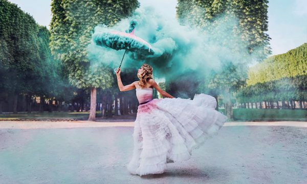 Девушка в красивом платье с зонтиком для некурящих