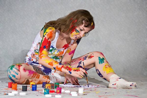 Девушка рисует красками