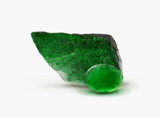 Зеленый нефритовый камень