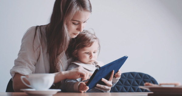 Женщина и ребенок смотрят на планшет