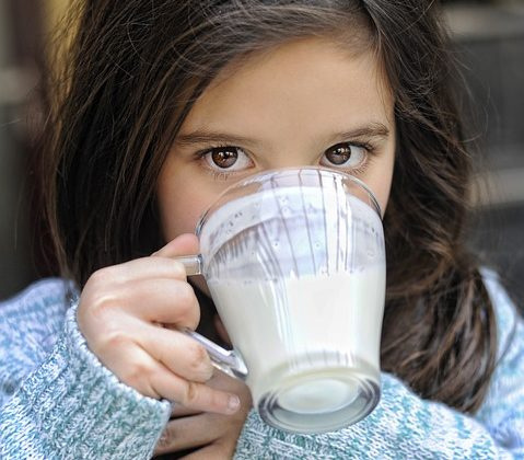 Пить молоко во сне - значение по сонникам