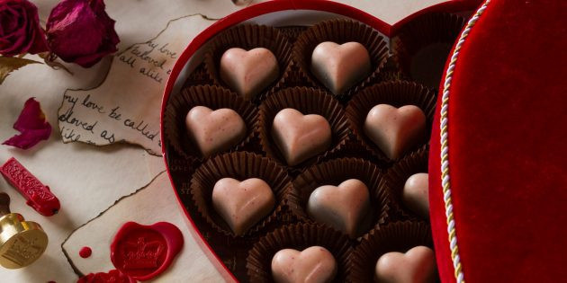 Коробка конфет в форме сердца - атрибут Дня святого Валентина