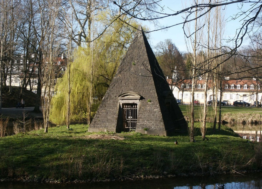 Пирамида в парке Вильгельмсбад в честь принца Фредерика (сына принца Уильяма)