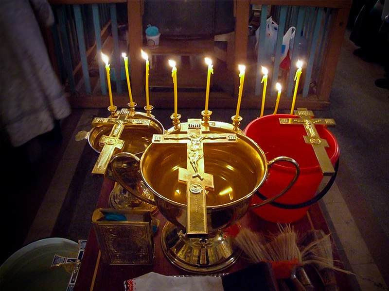 свеча и крест
