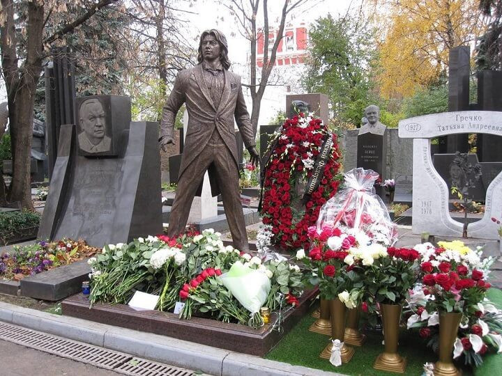 Памятник Хворостовскому на Новодвинском кладбище