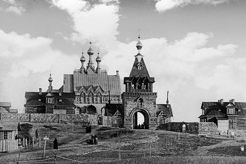 Строительство Святых ворот. На заднем плане: первая Успенская церковь. 1892