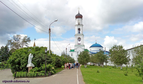 Вид на колокольню и Раифский монастырь, Казань
