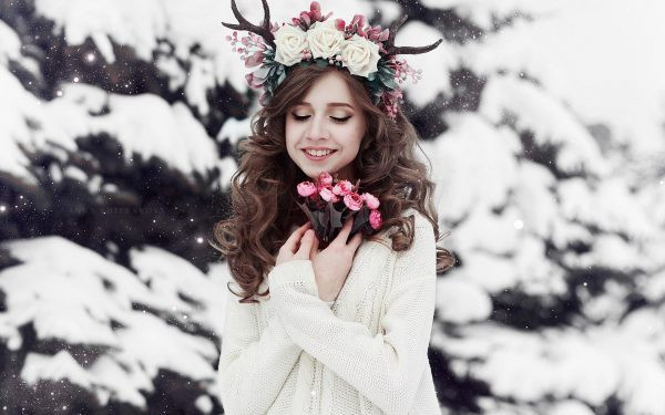 Девушка в венке из роз зимой