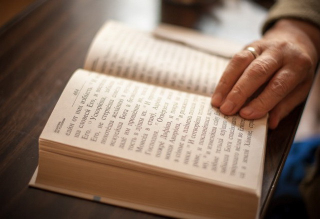 Чтение церковной литературы в доме престарелых